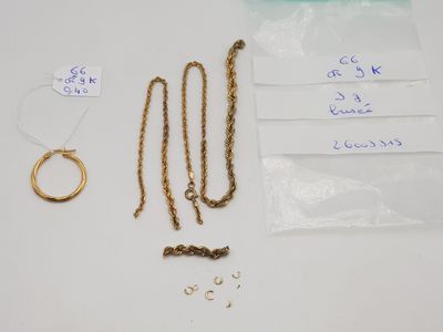 Plusieurs bijoux sont disposés sur une surface blanche