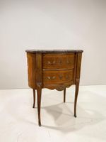 Commode rognon marquetée ouvrant par deux tiroirs.