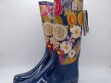 une paire de bottes de pluie bleues ornées de fleurs