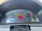un gros plan du tableau de bord d'une voiture avec un compteur de vitesse