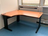 un bureau d'angle placé dans un coin d'une pièce