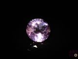 gros plan d'un diamant violet sur une surface noire
