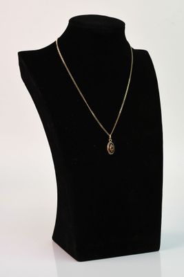 gros plan d'un collier sur un mannequin sur fond blanc