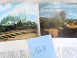 un livre sur lequel figure l'image d'un train qui arrive sur les rails