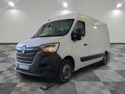 la photo d'une camionnette blanche sur un sol en damier
