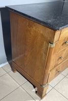 Commode en placage de noyer ouvrant à quatre tiroirs, les mo… (photo 3)