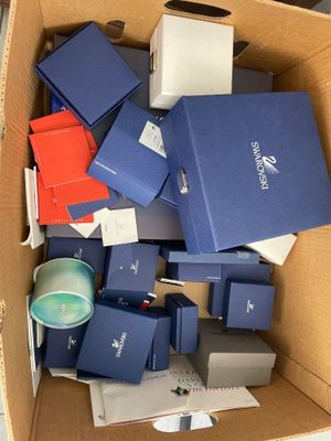 une boîte en carton remplie de boîtes bleues et rouges