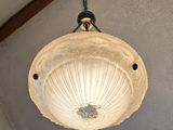 une lampe suspendue au plafond de la pièce
