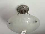 une lampe suspendue au plafond de la pièce