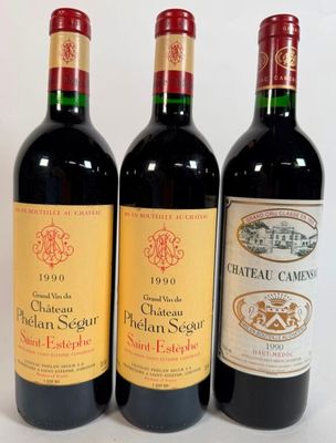 trois bouteilles de vin sont alignées sur une surface blanche