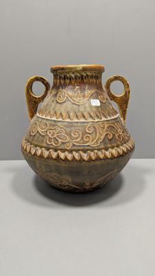 un vase brun posé sur une table