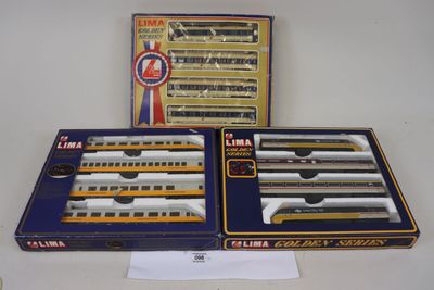 Trois trains miniatures sont posés les uns à côté des autres sur une table