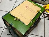 une pile de livres posée par terre à côté d'un vase