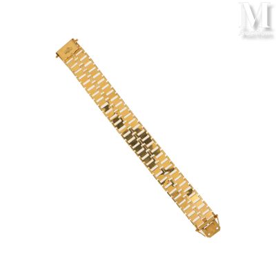 un gros plan d'un bracelet de montre en or sur fond blanc