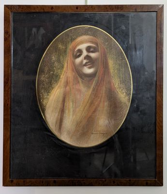 tableau représentant une femme portant un voile sur la tête, dans un cadre en bois