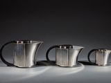 trois couverts posés sur une table blanche