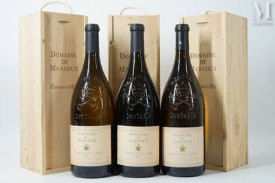 trois bouteilles de vin sont posées devant une caisse en bois