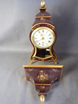 une horloge accrochée au mur sur le mur