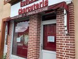 un bâtiment en briques rouges surmonté d'un auvent rouge