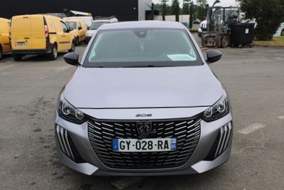une voiture argentée garée dans un parking