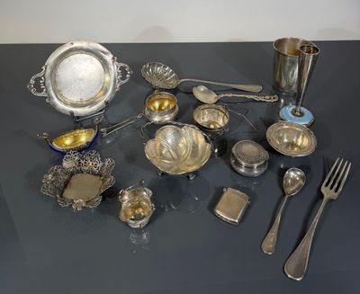 une table avec de l'argenterie et des couverts sur celle-ci