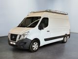 la photo d'une camionnette blanche garée dans une pièce