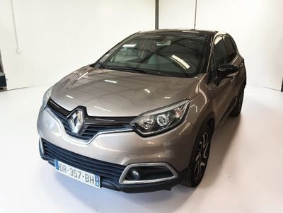 l'avant d'une voiture argentée est garé dans une pièce blanche