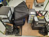 une pile de bagages posée sur une palette