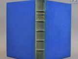 un gros plan d'un livre à la couverture bleue posé sur une table