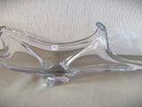 un bol en verre transparent orné d'un motif incurvé