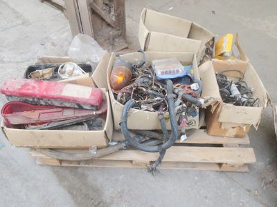 une pile d'objets assortis sur une palette