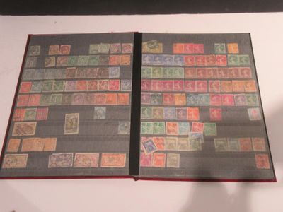 un livre ouvert avec des timbres sur une table