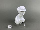figurine en porcelaine représentant un garçon avec un chapeau et une canne