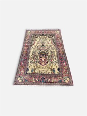 un tapis avec un motif floral sur fond blanc