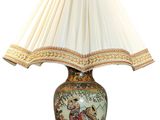 une lampe posée sur une table à côté d'un abat-jour