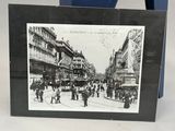 une photo d'une photo en noir et blanc représentant une rue