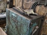 an old machine that is sitting in a dirty room