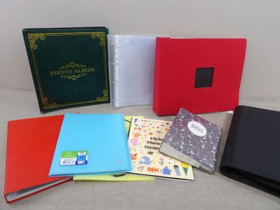 un grand nombre de livres posés sur une table