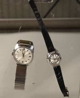 deux montres exposées dans une vitrine
