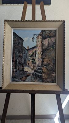 une image d'un tableau sur un chevalet dans une pièce