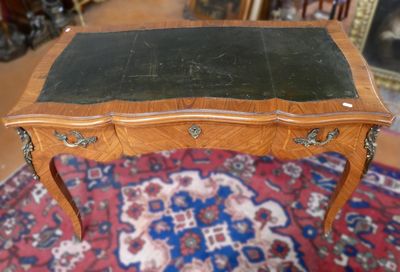 Bureau plat de style Louis XV, marqueterie en frisage, 74 x …