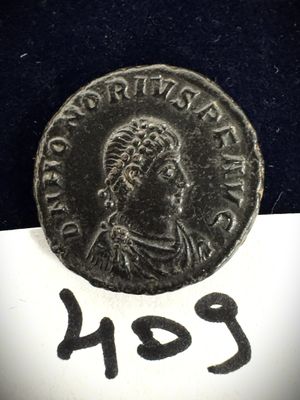 une pièce d'argent sur laquelle figure une femme