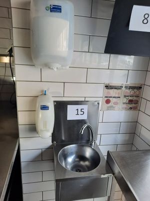 Lave main en inox à commande fémorale