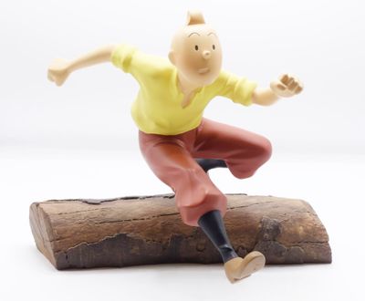 une figurine représentant un homme sautant sur une bûche
