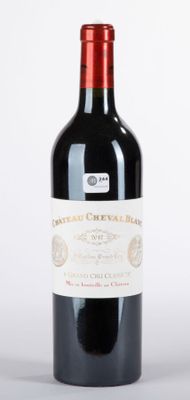 une bouteille de vin posée sur une table