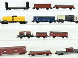 de nombreux petits trains exposés sur une surface blanche