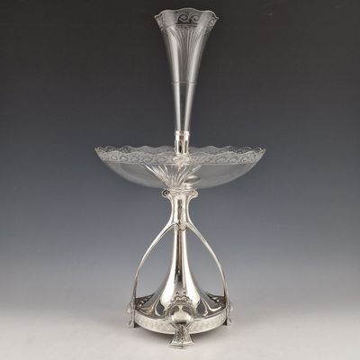 une assiette en argent antique avec un motif de fleur