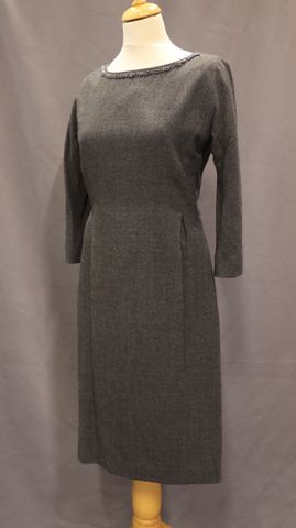 ARMAND VENTILO – Robe longue en laine grise. Col brodé de perles....