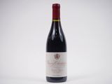 gros plan d'une bouteille de vin rouge sur fond blanc