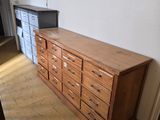 une armoire en bois comportant de nombreux tiroirs dans la pièce